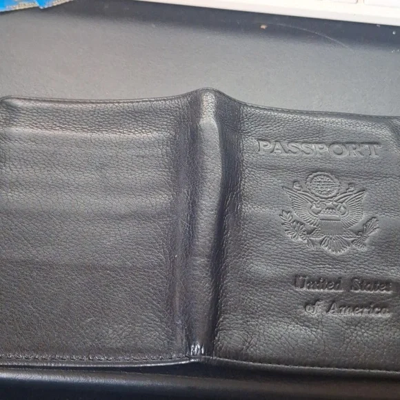 Wilson's Leather Black Passport Wallet - Picture 4 of 4